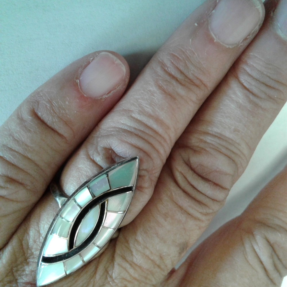 Native American Vintage Hummingbird Mother of Pearl Ring - Picture 9 of 9